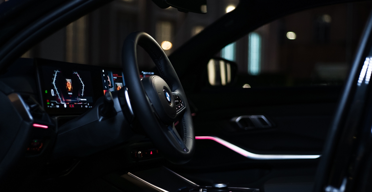 Wnętrze BMW 3 Series z nowoczesnym oświetleniem i zaawansowanym panelem sterowania. Ciesz się komfortem i stylem tego modelu.