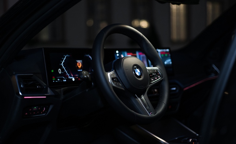 Ultranowoczesna deska rozdzielcza BMW z podświetleniem, zapewniająca komfort i technologię podczas każdej podróży.
