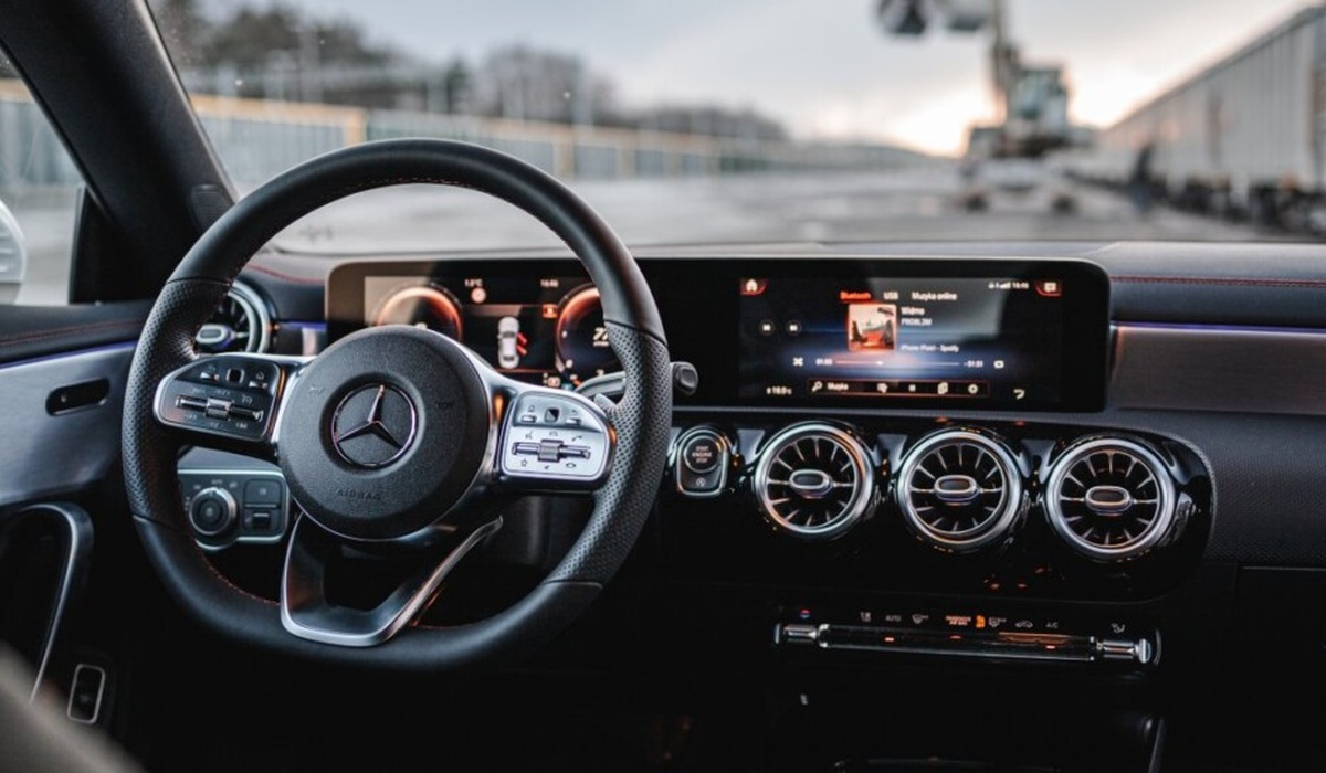 luksusowy samochód mercedes