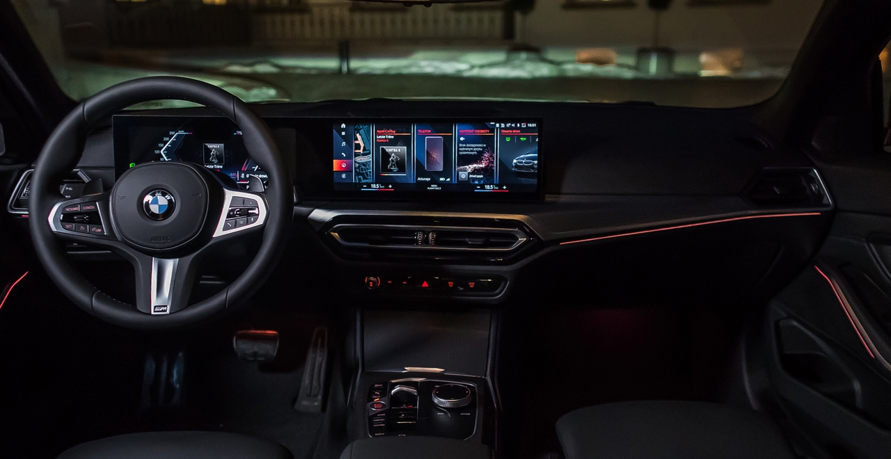 Zaawansowane technologicznie wnętrze BMW Series 3 z nastrojowym oświetleniem, stworzone dla komfortu i przyjemności wynajmu z SK Cars.