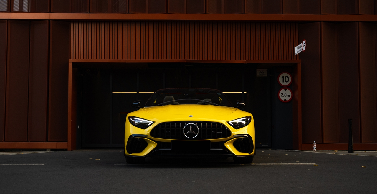 Mercedes SL55 AMG — widok z przodu na tle miejskiej architektury