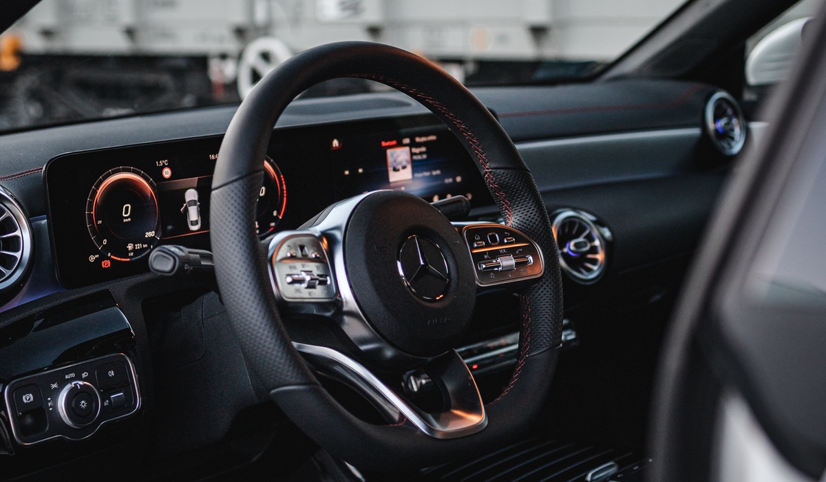 luksusowy samochód mercedes