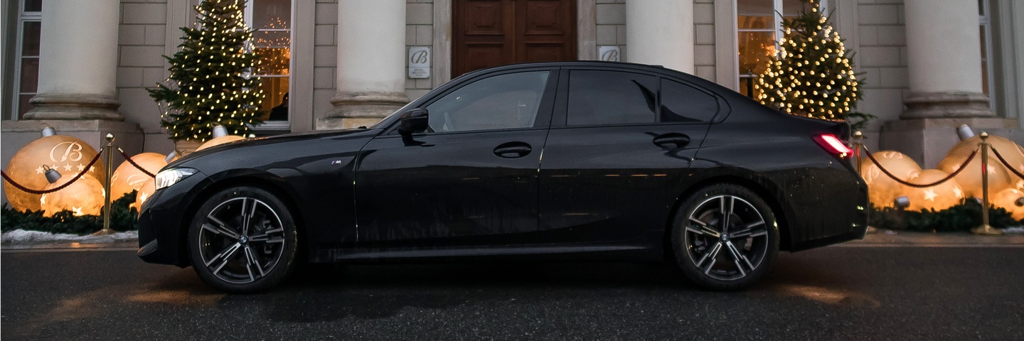 Boczny widok stylowego BMW od SK CARS. Zarezerwuj samochód swoich marzeń w kilka kliknięć. Idealne połączenie komfortu i wydajności!