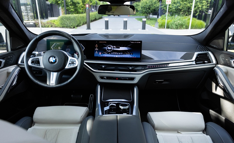 Luksusowe wnętrze BMW X6 xDrive 40d M Sport – skórzana tapicerka, cyfrowy kokpit i karbonowe wykończenia. Wynajem premium w Warszawie – SK CARS.