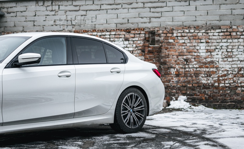 Tylna część białego BMW 3 Series, podkreślająca dynamiczny i elegancki design. Dostępny do wynajmu w SK CARS.