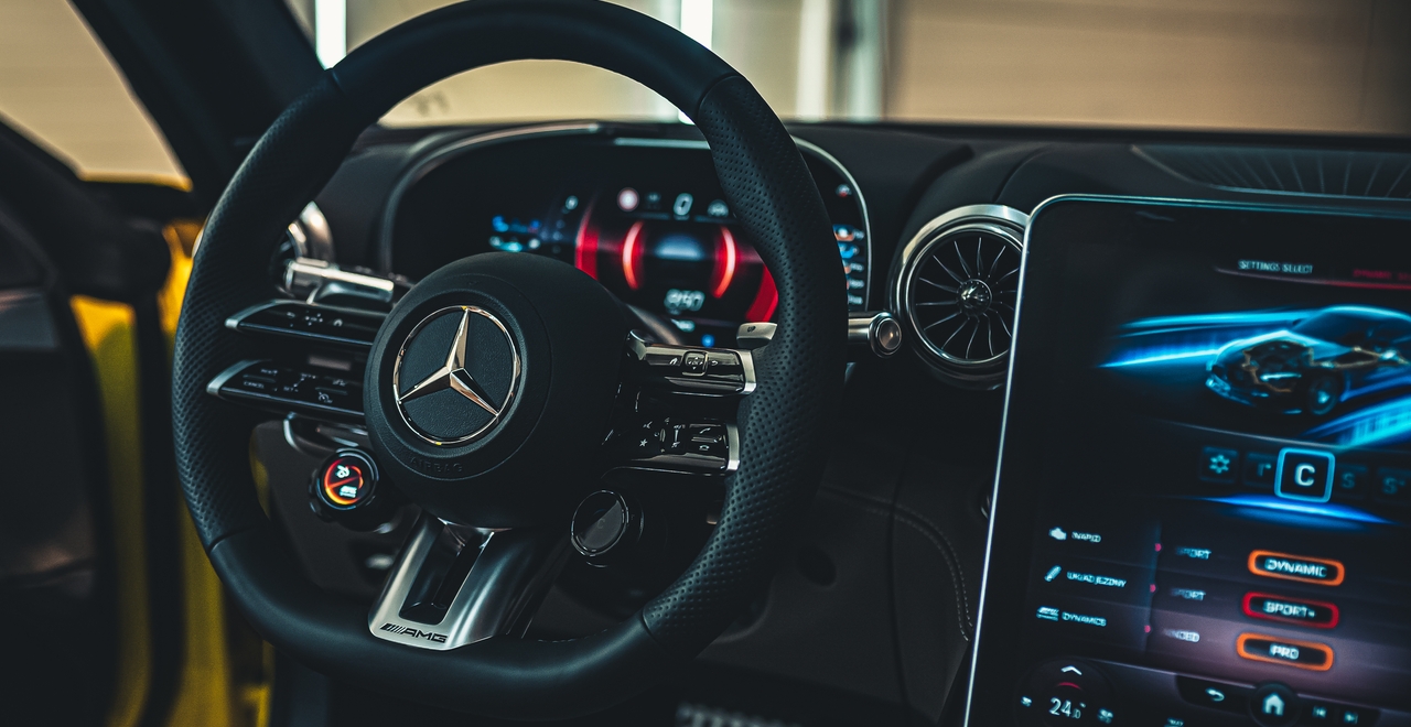 Kierownica Mercedes-AMG z łopatkami zmiany biegów i ekran multimedialny z ustawieniami trybu jazdy